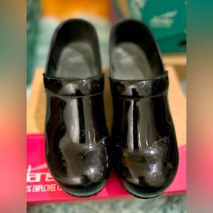 🔥 SALE Dansko black patent mules - Sz 40
